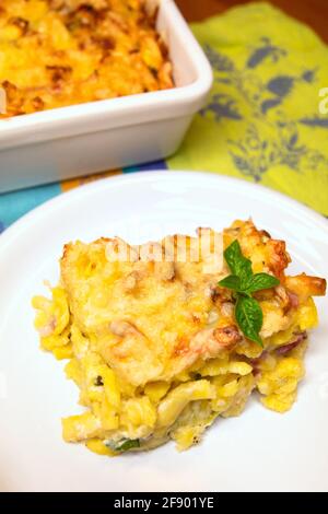 Kaesespätzle mit grünem Salat Stockfoto