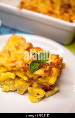 Kaesespätzle mit grünem Salat Stockfoto