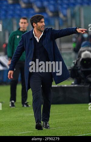 Rom, Italien. April 2021. Paulo Fonseca-Trainer von AS Roma während des Fußballspiels der UEFA Europa League Quarter Finals zwischen AS Roma und AFC Ajax im Olimpic Stadium in Rom in Aktion gesehen./LM Credit: Live Media Publishing Group/Alamy Live News Stockfoto