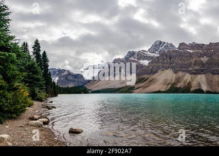 Wunderschöner Blick auf die Sturmwolken über dem berühmten Bow Lake im Banff National Park, Kanada Stockfoto