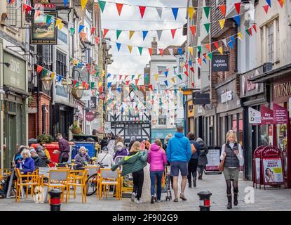 Menschen, die am 15. April 2021 einen Kaffee und einen Drink in einem Café im Freien in der Butcher Row, Salisbury, Wiltshire, Großbritannien, genießen Stockfoto