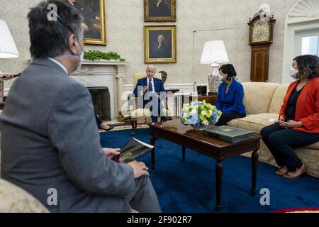 US-Präsident Joe Biden, Mitte, spricht während eines Treffens mit dem Exekutivkomitee des Asian Pacific American Caucus im Kongress, zu dem der Vertreter Mark Takano, ein Demokrat aus Kalifornien, von links, die Vertreterin Judy Chu, eine Demokratin aus Kalifornien, Und die Vertreterin Grace Meng, eine Demokratin aus New York, im Oval Office des Weißen Hauses in Washington, DC, USA, am Donnerstag, dem 15. April, 2021. Die Regierung Biden verhängte eine Reihe neuer Sanktionen gegen Russland, einschließlich seit langem befürchteter Beschränkungen für den Kauf neuer Staatsschulden, als Vergeltung für angebliches Fehlverhalten, einschließlich der Sol Stockfoto