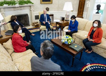 US-Präsident Joe Biden, Mitte, spricht als US-Vizepräsident Kamala Harris, links, während eines Treffens mit dem Executive Committee des Asian Pacific American Caucus im Kongress zuhört, zu dem der Vertreter Mark Takano, ein Demokrat aus Kalifornien, von links unten, Senator Mazie Hirono, ein Demokrat aus Hawaii, die Vertreterin Judy Chu, Eine Demokratin aus Kalifornien und die Vertreterin Grace Meng, eine Demokratin aus New York, im Oval Office des Weißen Hauses in Washington, DC, USA, am Donnerstag, dem 15. April, 2021. Die Regierung von Biden verhängte eine Reihe neuer Sanktionen gegen Russland, darunter Stockfoto