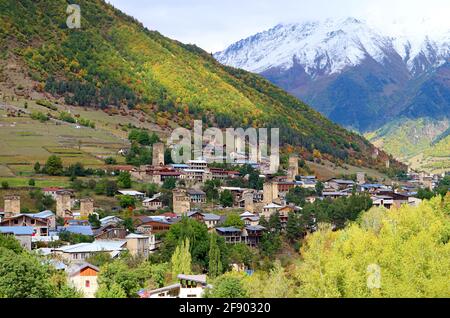 Atemberaubende Luftaussicht auf die alten Svan Tower-Häuser in der Stadt Mestia, UNESCO-Weltkulturerbe in der Region Svaneti, Georgien Stockfoto