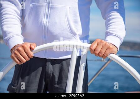 Segler mit dem Rad auf einem Segelboot während des Segelns, Kroatien Stockfoto