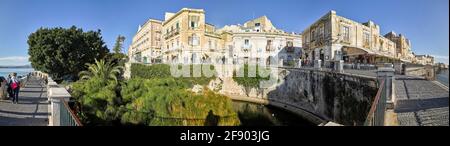Gebäude und Fußgänger, Fonte Aretusa, Insel Ortygia, Syrakus, Sizilien, Italien Stockfoto