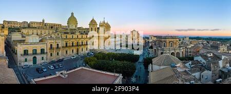 Skyline der Stadt bei Sonnenuntergang, Syrakus, Sizilien, Italien Stockfoto