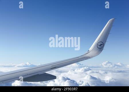 Deutschland - 19. September 2015: Lufthansa-Flugzeuge am Himmel. Lufthansa ist eine deutsche Airline und zugleich die größte Airline Europas Stockfoto