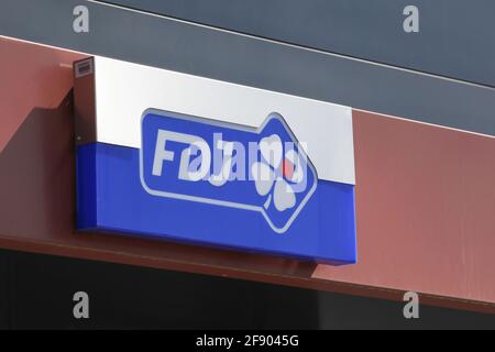 Saint-Priest, Frankreich - 8. September 2018: FDJ-Logo an der Wand. Francaise des Jeux, auch FDJ genannt, ist Betreiber nationaler Lotteriespiele in Frankreich Stockfoto