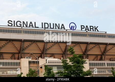 Dortmund, Deutschland - 24. Juli 2016: Der Signal Iduna Park ist ein Fußballstadion in Dortmund, das die Heimat von Borussia Dortmund ist