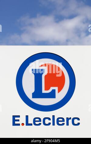 Civrieux, Frankreich - 9. August 2019: Leclerc-Logo auf einer Fassade. Leclerc ist eine französische Hypermarktkette Stockfoto