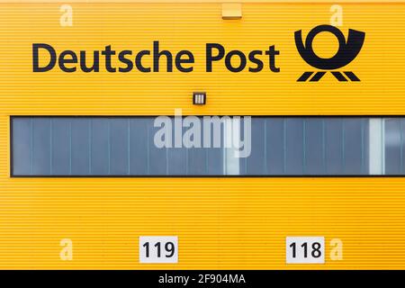 Kamen, Deutschland - 22. Juli 2018: Deutsches Postlager mit dem Namen Deutsche Post. Deutsche Post unter dem Handelsnamen Deutsche Post DHL Stockfoto