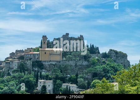 Kirche Unsere Liebe Frau von Himmelfahrt wurde von einem italienischen Architekten Spinelli zwischen 1764 und 1778 in Eze gebaut. Eze ist ein kleines altes Dorf in Alpes-Maritimes d Stockfoto