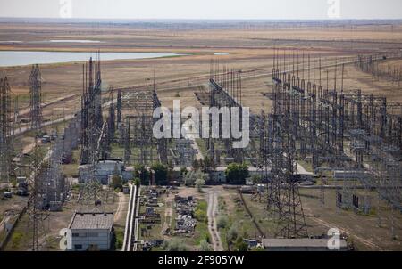 WÄRMEKRAFTWERK GRES-1. Transformator und Verteilerstation Steppe und See im Hintergrund, blauer Himmel.Luftansicht. Ekibastuz, Pawlodar-Region Stockfoto