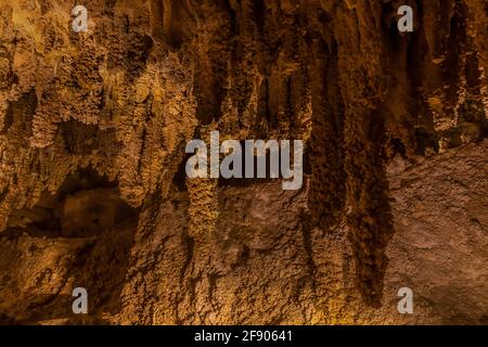 Höhlenformationen entlang des Big Room Trail tief unterirdisch im Carlsbad Caverns National Park, New Mexico, USA Stockfoto