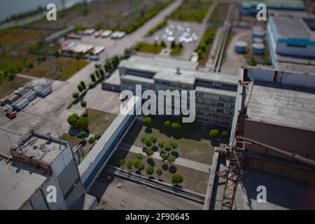 KRAFTWERK GRES-1.Miniaturansicht der Anlage mit neigungsverschobener Unschärfe-Wirkung.Bürogebäude und Bäume.Ekibastuz, Region Pavlodar, Kasachstan Stockfoto