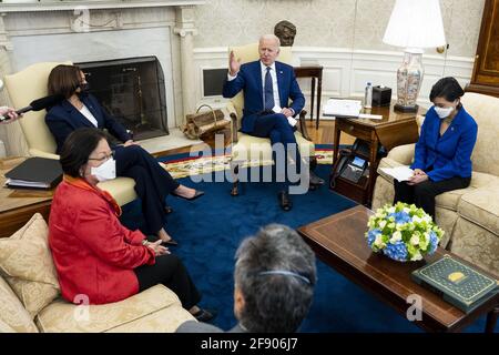 US-Präsident Joe Biden, Mitte, spricht während US-Vizepräsident Kamala Harris, links, während eines Treffens mit dem Executive Committee des Asian Pacific American Caucus im Kongress zuhört, zu dem der Vertreter Mark Takano, ein Demokrat aus Kalifornien, von links unten, Senator Mazie Hirono, ein Demokrat aus Hawaii, Und die Vertreterin Judy Chu, eine Demokratin aus Kalifornien, im Oval Office des Weißen Hauses in Washington, DC, USA, am Donnerstag, dem 15. April, 2021. Die Regierung Biden verhängte Russland eine Reihe neuer Sanktionen, einschließlich der seit langem befürchteten Beschränkungen für den Kauf neuer Staatsanleihen Stockfoto