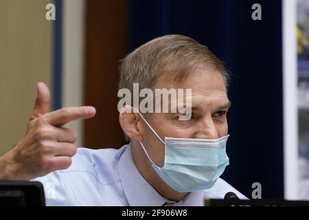 Washington, Usa. April 2021. Der Repräsentant Jim Jordan, R-Ohio, befragt Dr. Anthony Fauci, den führenden Experten für Infektionskrankheiten des Landes, während einer Anhörung des House Select Unterkomitees zur Coronavirus-Krise im US-Kapitol in Washington DC am Donnerstag, dem 15. April 2021. Poolfoto von Susan Walsh/UPI Credit: UPI/Alamy Live News Stockfoto