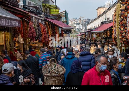 Menschen, die in Eminonu vor der Ausgangssperre am 3. Ramadan in Istanbul, Türkei, einkaufen, 15. April 2021. Stockfoto