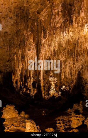 Atemberaubende Formationen tief unter der Erde im Carlsbad Caverns National Park, New Mexico, USA Stockfoto