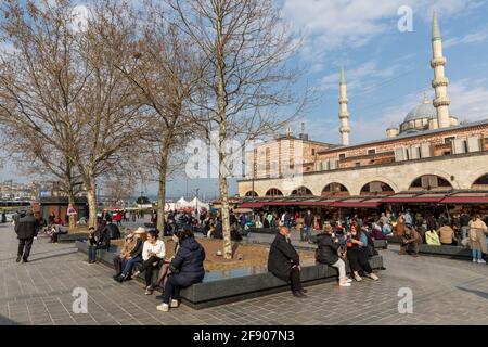 Menschen, die in Eminonu vor der Ausgangssperre am 3. Ramadan in Istanbul, Türkei, einkaufen, 15. April 2021. Stockfoto