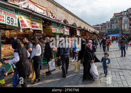 Menschen, die in Eminonu vor der Ausgangssperre am 3. Ramadan in Istanbul, Türkei, einkaufen, 15. April 2021. Stockfoto