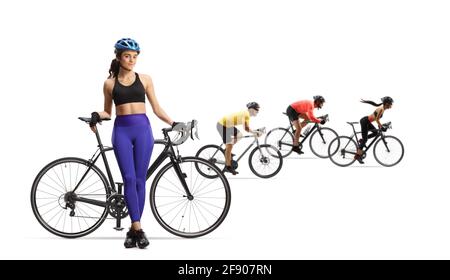 Junge Frau mit einem Fahrrad und einer Gruppe von Radfahrern Reiten im Rücken isoliert auf weißem Hintergrund Stockfoto