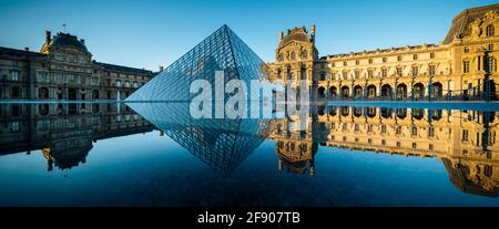 Architektur Wahrzeichen Louvre Museum in der Morgendämmerung, Paris, Frankreich, Europa Stockfoto
