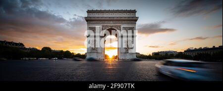 Der Triumphbogen de l Etoile bei Sonnenuntergang, Paris, Frankreich, Europa Stockfoto