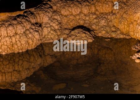 Mirror Lake am Big Room Trail tief unter der Erde im Carlsbad Caverns National Park, New Mexico, USA Stockfoto