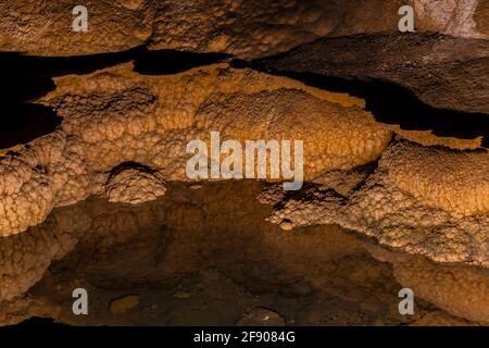 Mirror Lake am Big Room Trail tief unter der Erde im Carlsbad Caverns National Park, New Mexico, USA Stockfoto