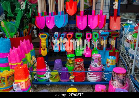 Bunte Kinderspaten und Eimer Stockfoto