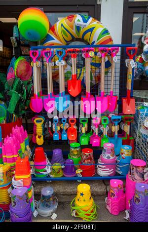 Bunte Kinderspaten und Eimer Stockfoto