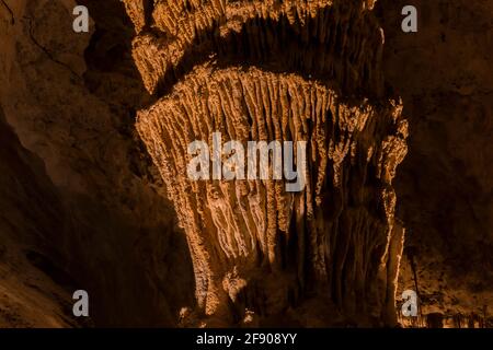 Magniflcent Formationen entlang des Big Room Trails im tiefen Untergrund im Carlsbad Caverns National Park, New Mexico, USA Stockfoto