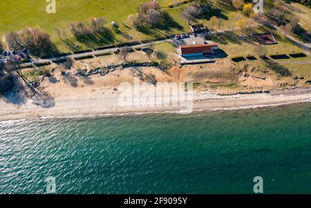 Luftaufnahme von der Drohne des Silversands Beach in Aberdour, Fife, Schottland, Großbritannien Stockfoto