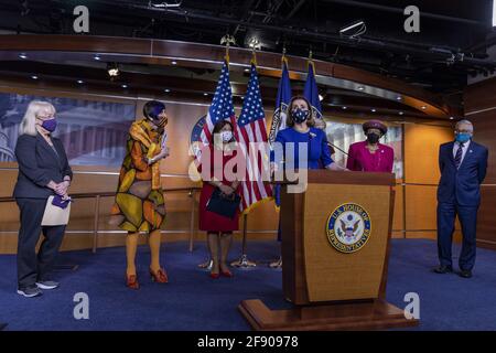 Washington, Usa. April 2021. Die Sprecherin des Repräsentantenhauses, Nancy Pelosi, D-CA, hält am Donnerstag, dem 15 2021. April, eine Pressekonferenz im US-Kapitol in Washington, DC ab. Sprecher Pelosi sprach über das Gesetz zur Lohngerechtigkeit und sagte, dass Frauen nur 82 Cent für jeden Dollar verdienen, den ein Mann verdient. Foto von Tasos Katopodis/UPI Credit: UPI/Alamy Live News Stockfoto