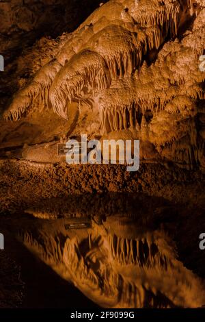 Mirror Lake am Big Room Trail tief unter der Erde im Carlsbad Caverns National Park, New Mexico, USA Stockfoto