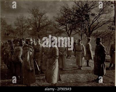 Erzherzog Karl besuchte am 16.1.1916 die Isonzofront bei Sempas (Schönpass) und Dornberk (Dornberg), um die vierte von rechts, corpskommandeur Voodle Master Wenzel Worm, zu schmücken Stockfoto