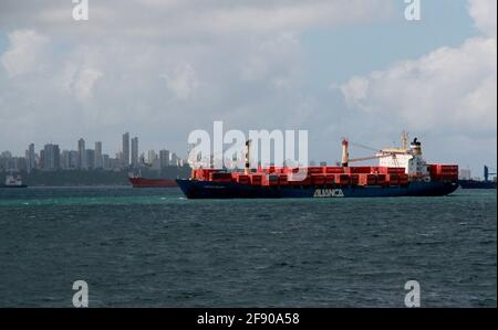 salvador, bahia, brasilien - 18. august 2012: Das Schiff ist in den Gewässern von Baia de Todos os Santos in der Stadt Salvador vor Anker zu sehen. Stockfoto