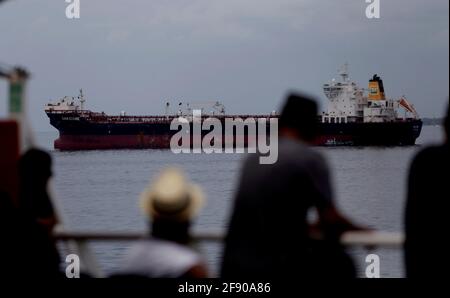 salvador, bahia, brasilien - 18. august 2012: Das Schiff ist in den Gewässern von Baia de Todos os Santos in der Stadt Salvador vor Anker zu sehen. Stockfoto