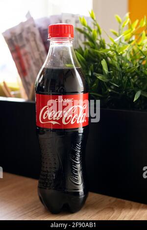 WEISSRUSSLAND, NOVOPOLOTSK - 12. APRIL 2021: Coca-Cola-Flasche aus nächster Nähe auf dem Tisch Stockfoto