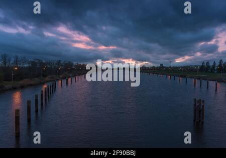 Abenddämmerung über der Elbe bei Hamburg. Stockfoto