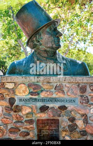 Eine skulpturale Büste von Hans Christen Andersen in einem Namensvetter-Park mit Widmungstafel im dänischen Dorf Solvang, CA Stockfoto