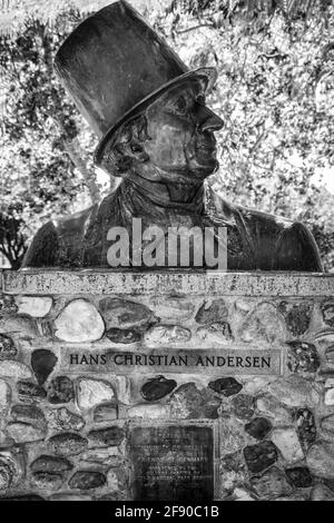 Eine skulpturale Büste von Hans Christen Andersen in einem Namensvetter-Park mit Widmungstafel im dänischen Dorf Solvang, CA Stockfoto