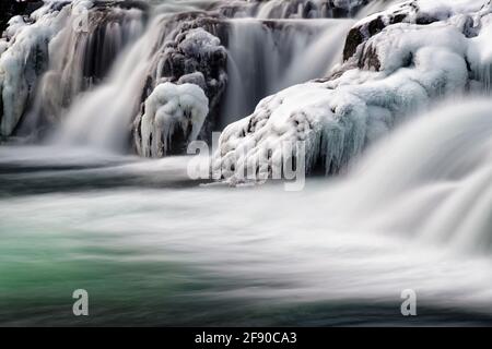 Langzeitaufnahme der Landschaft mit gefrorenem Wasserfall, Island Stockfoto