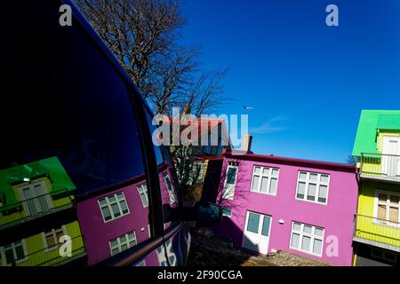 Bunte Häuser spiegeln sich im Autofenster, Reykjavik, Island Stockfoto