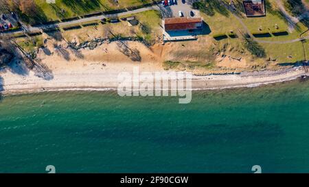 Luftaufnahme von der Drohne des Silversands Beach in Aberdour, Fife, Schottland, Großbritannien Stockfoto