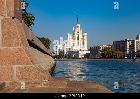 Blick von einem der stalinistischen Wolkenkratzer in Moskau aus Die Böschung Stockfoto