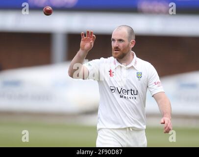 Chelmsford, Großbritannien. April 2021. CHELMSFORD ENGLAND - APRIL 15:Durhams Ben Raine während der LV Insurance County Championship Group 1 Tag einer von vier Tagen zwischen Essex CCC und Durham CCC auf dem Cloudfm County Ground am 15. April 2021 in Chelmsford, England Credit: Action Foto Sport/Alamy Live News Stockfoto