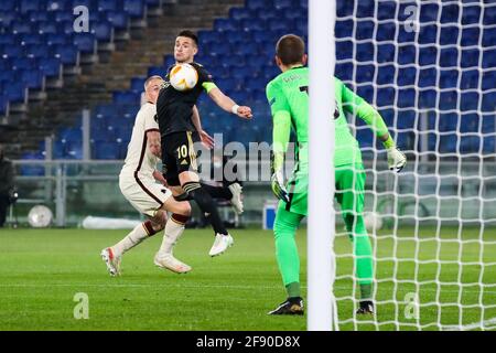 ROMA, ITALIEN - 15. APRIL: Rick Karsdorp von AS Roma, Dusan Tadic von Ajax und Torhüter Pau Lopez von AS Roma während des UEFA Europa League Quarter Finales: Stockfoto